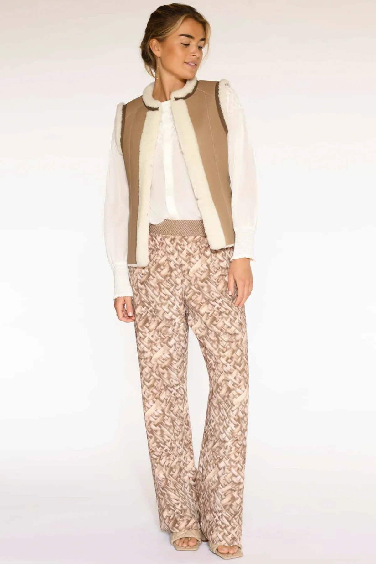Abena Shearling waistcoat | Super Neutral | Vest fra Gustav - Image 11