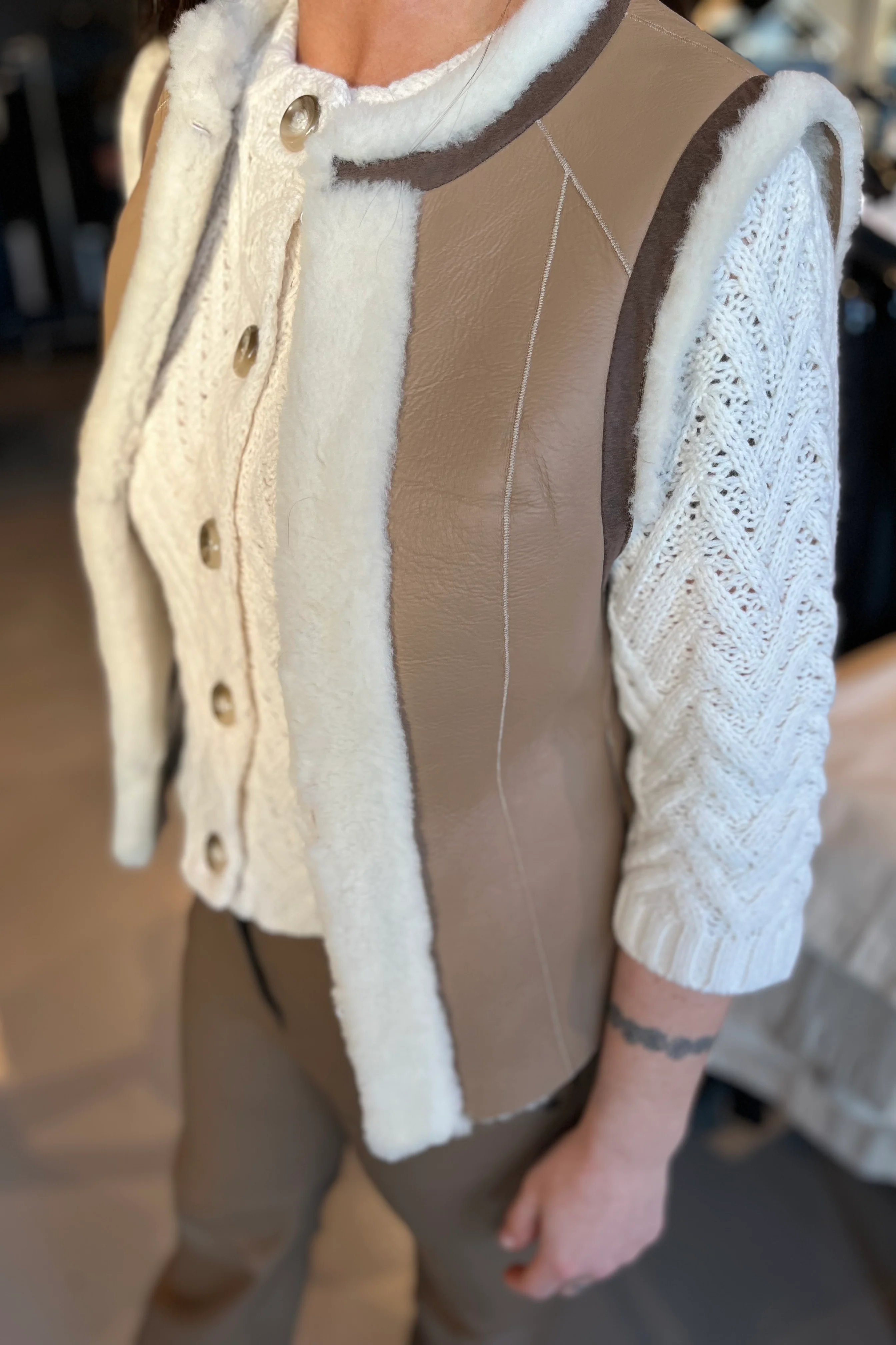 Abena Shearling waistcoat | Super Neutral | Vest fra Gustav - Image 12