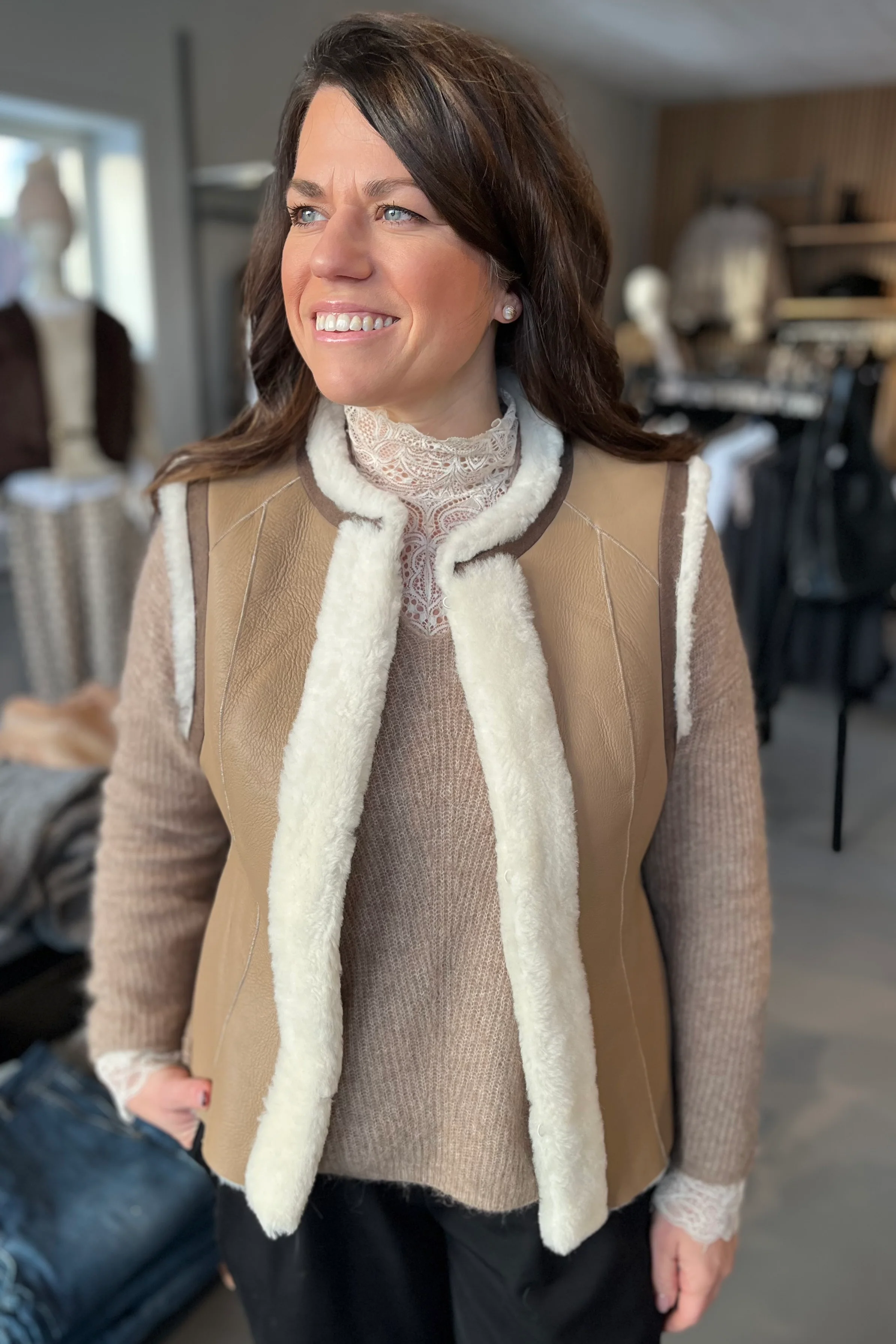 Abena Shearling waistcoat | Super Neutral | Vest fra Gustav - Image 6
