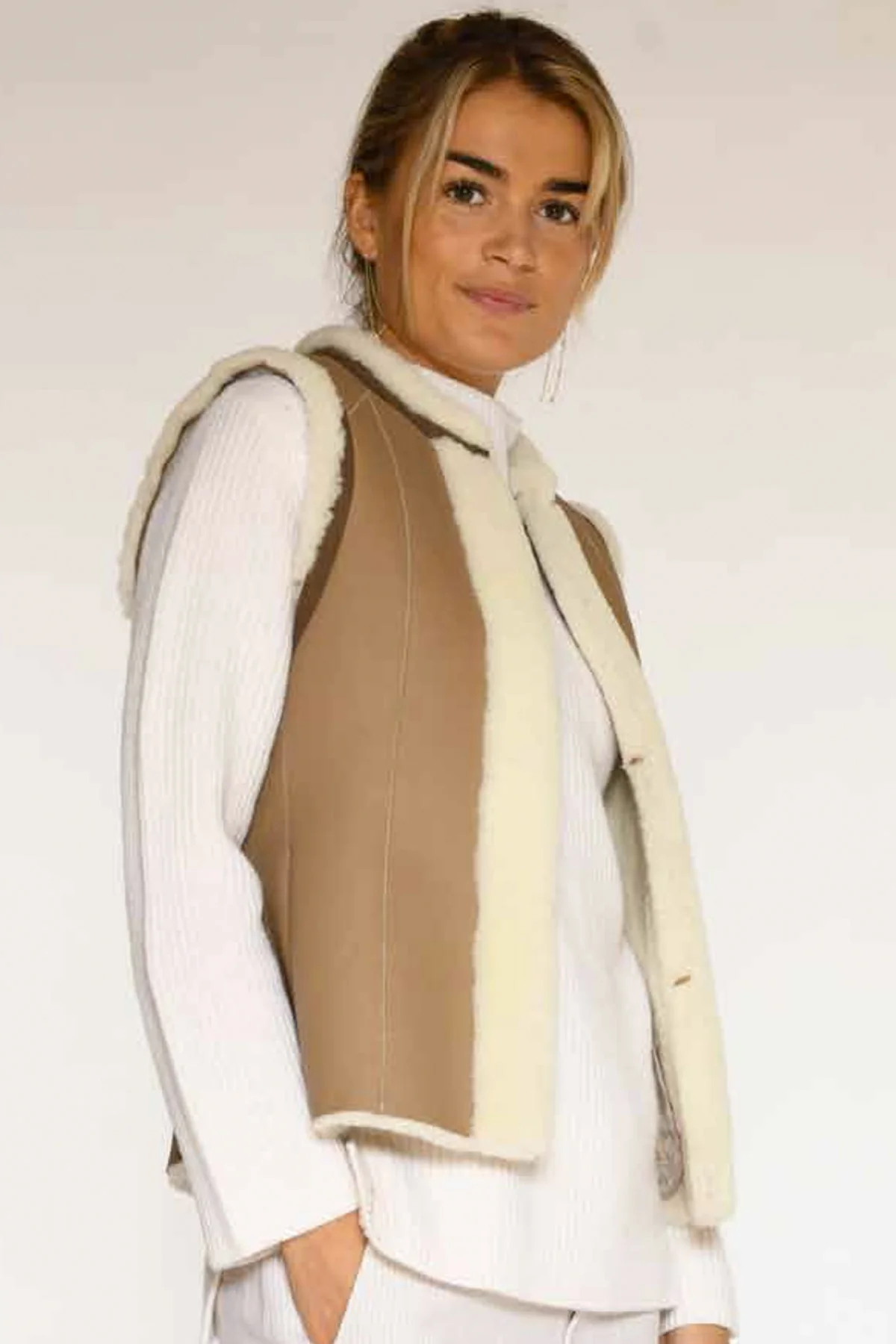 Abena Shearling waistcoat | Super Neutral | Vest fra Gustav - Image 7