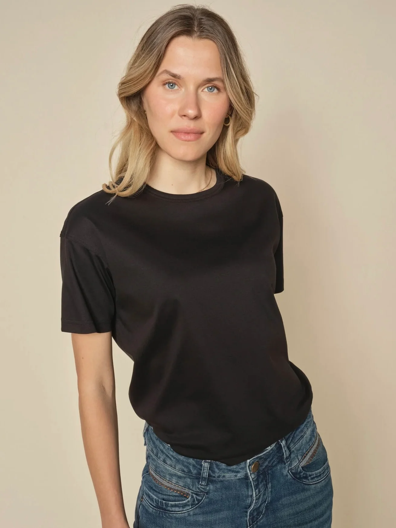 Aina O-SS Tee | Black | T-Shirt fra Mos Mosh - Image 4