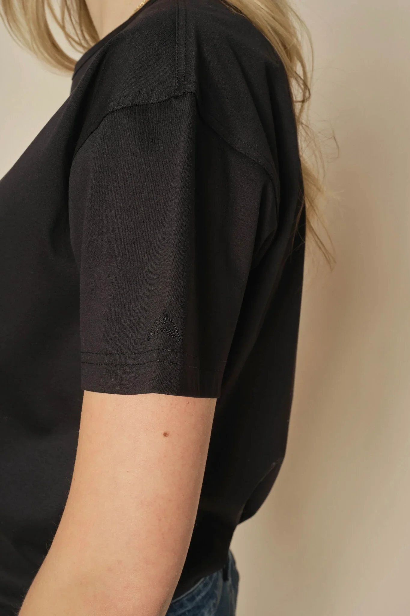 Aina O-SS Tee | Black | T-Shirt fra Mos Mosh - Image 5