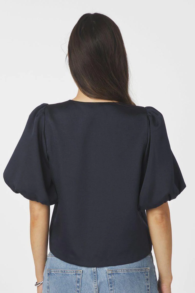Aisa Dull Satin Blouse | Navy | Bluse fra Neo Noir - Image 6