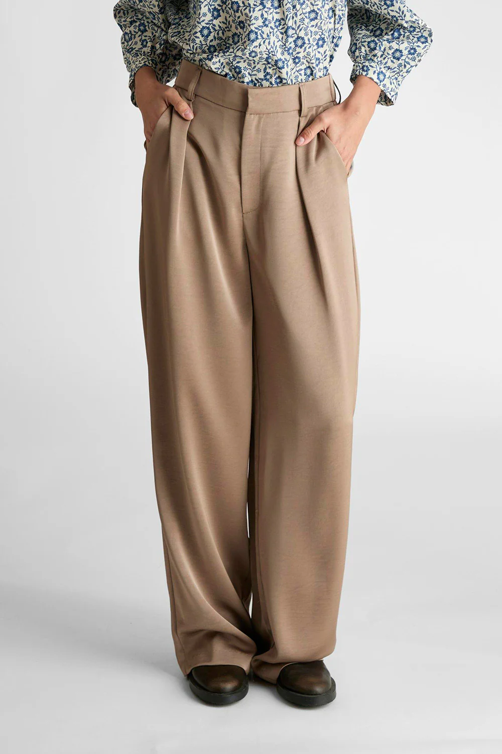 Alessandra Heavy Sateen Pants | Dark Taupe | Bukser fra Neo Noir - Image 3