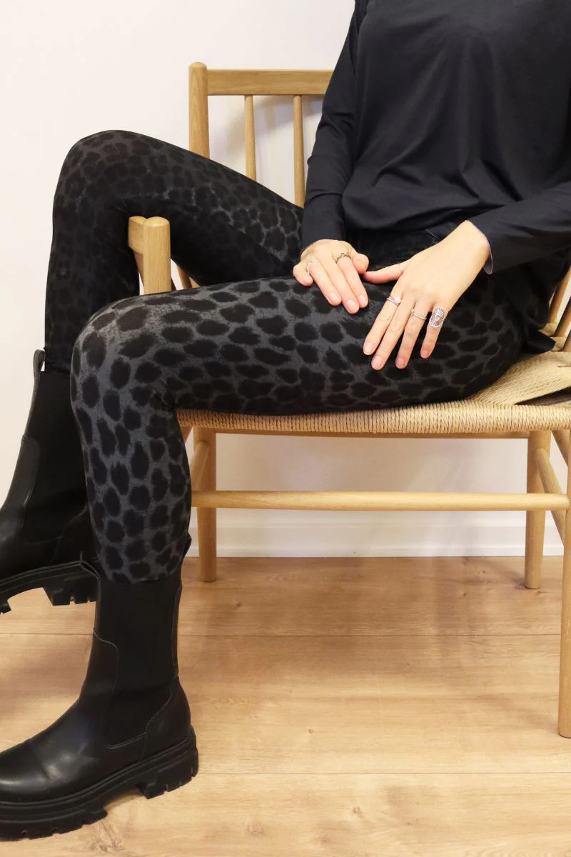 Alma Leggings | Deep Dark Grey Leo | Leggings fra Liberté - Image 7