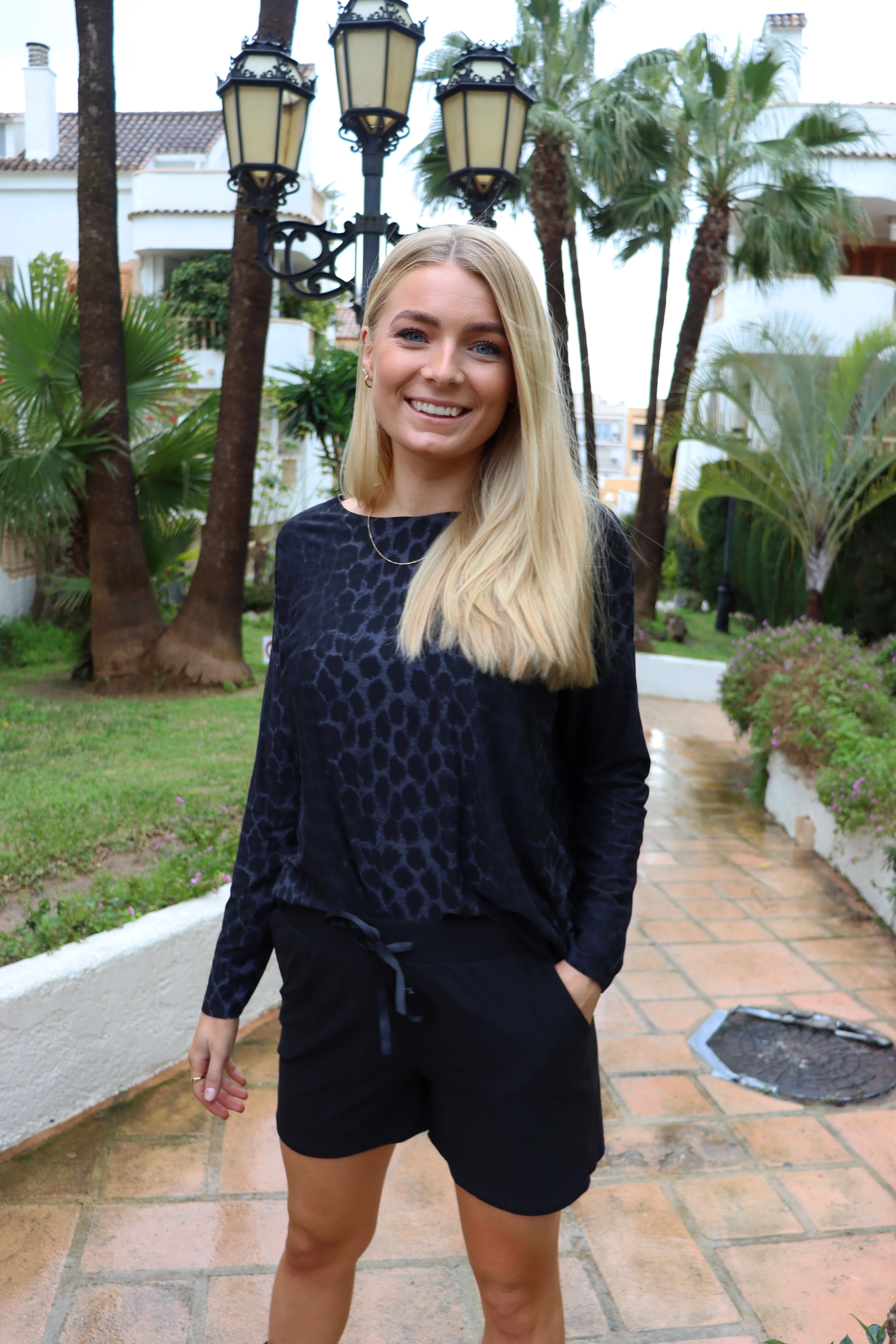 Alma Ls Top | Dark Grey Leo | Bluse fra Liberté - Image 2
