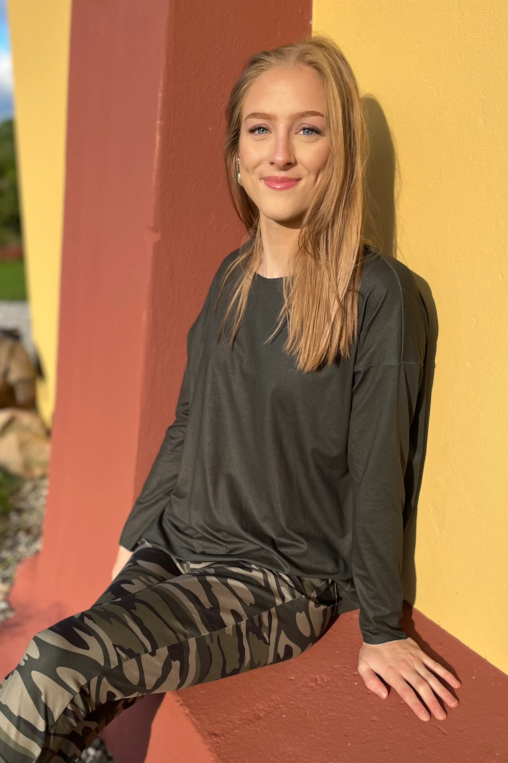 Alma Ls Top | Dusty Army | Bluse fra Liberté - Image 3