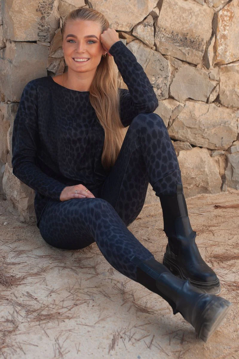 Alma Ls Top (Fleece) | Dark Grey Leo | Bluse fra Liberté - Image 9
