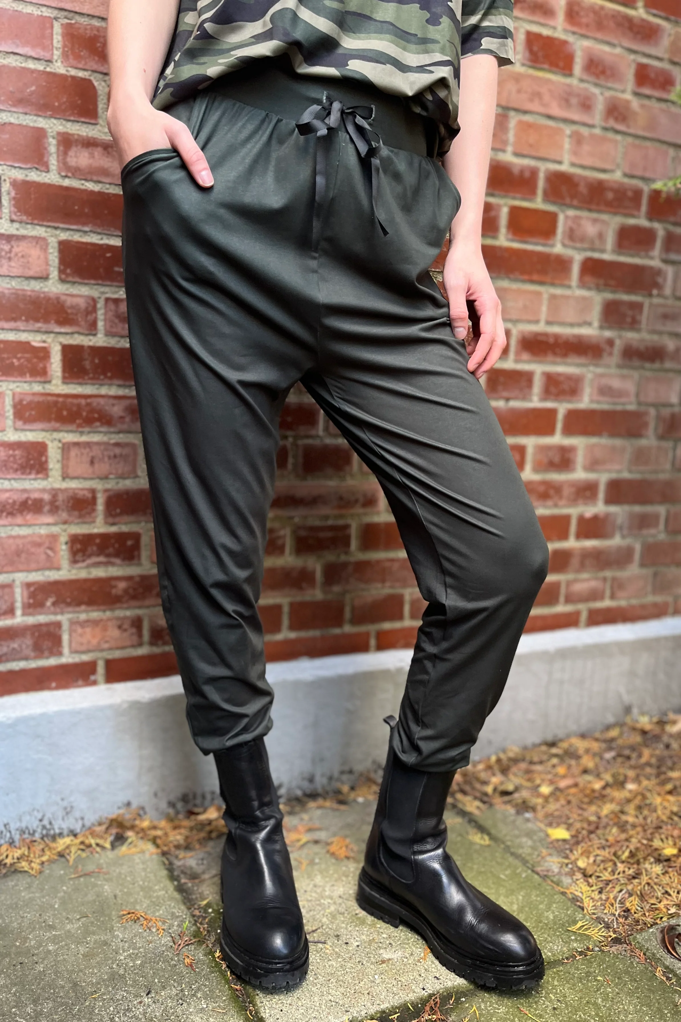 Alma Pants | Dusty Army | Bukser fra Liberté - Image 7