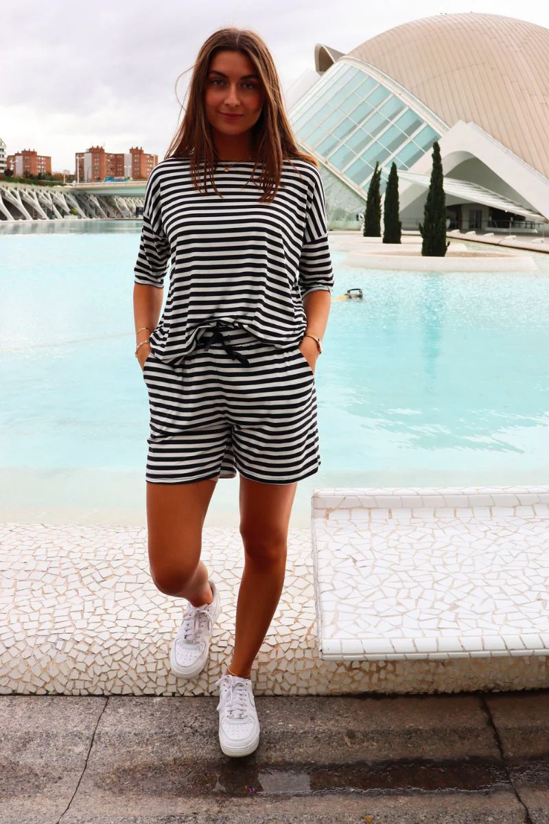 Alma Shorts | Black Creme Stripe | Shorts  fra Liberté - Image 7