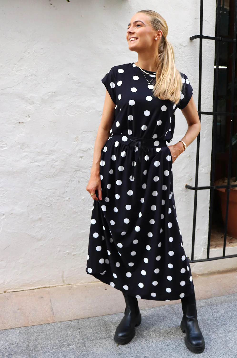 Alma U Tshirt | Black Big Dot | Tshirt fra Liberté