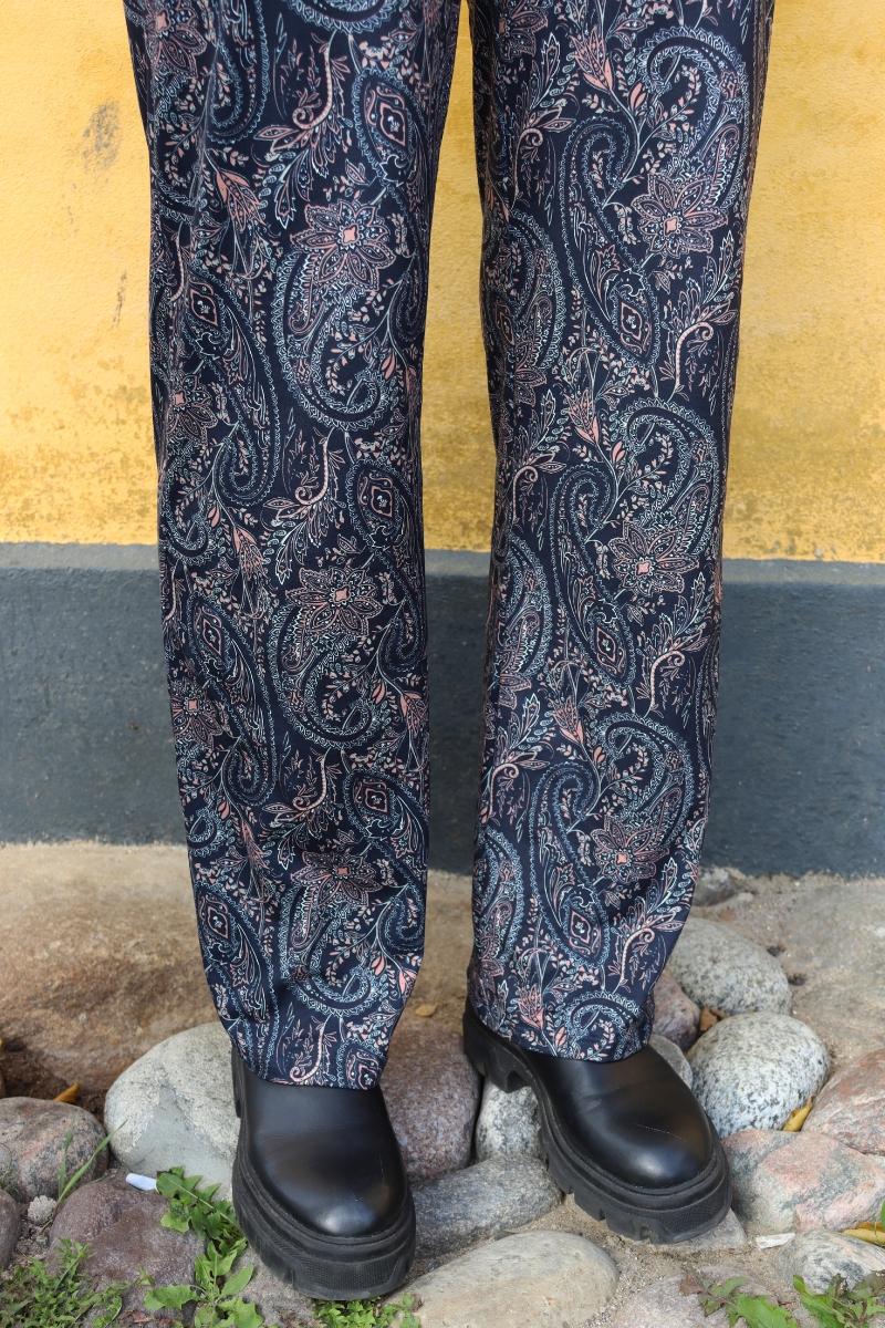 Alma Wide Pants | Night Sky Paisley | Bukser fra Liberté - Image 4