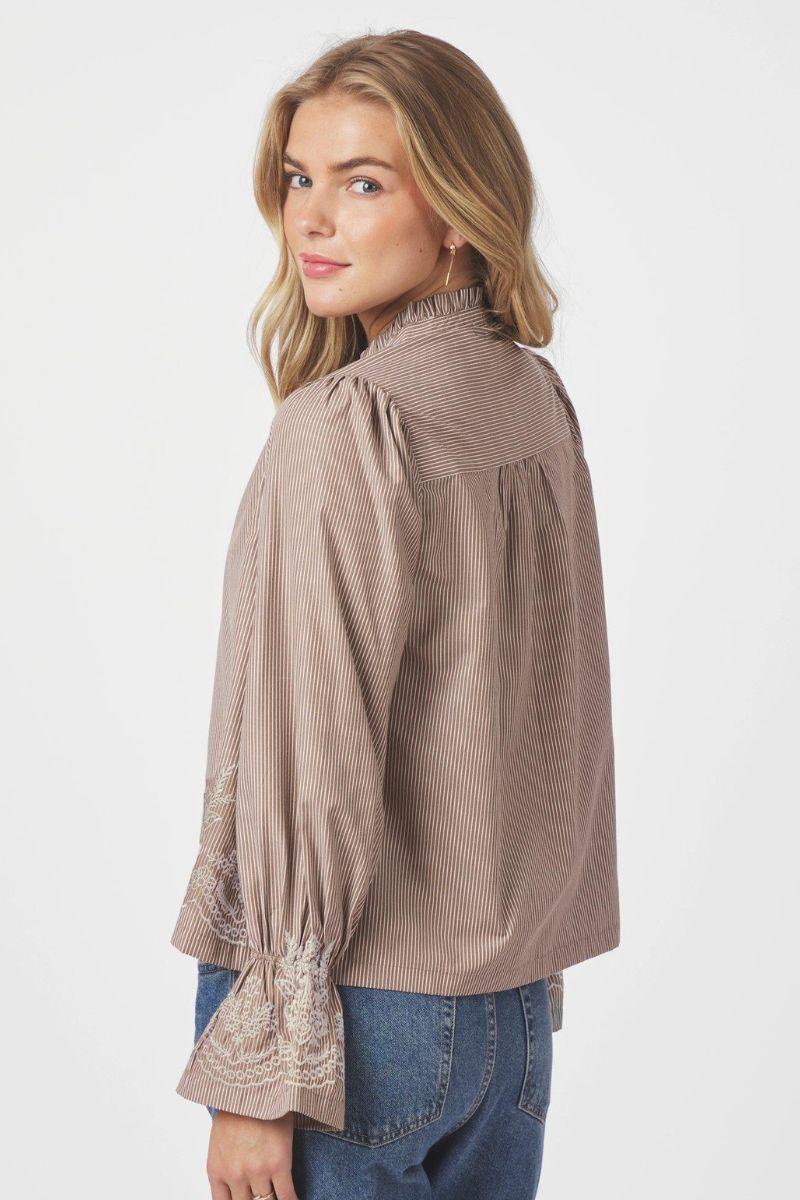 Amara Striped Emb Blouse | Camel | Bluse fra Neo Noir - Image 4