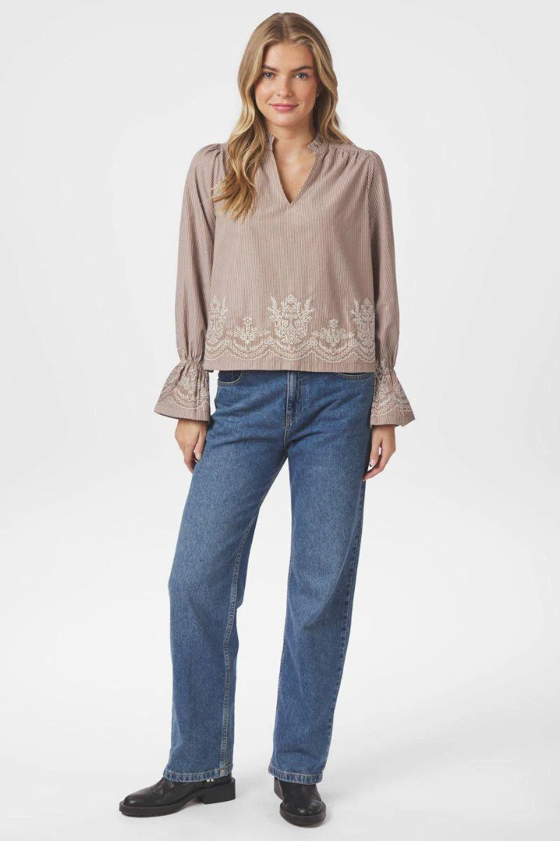 Amara Striped Emb Blouse | Camel | Bluse fra Neo Noir - Image 5