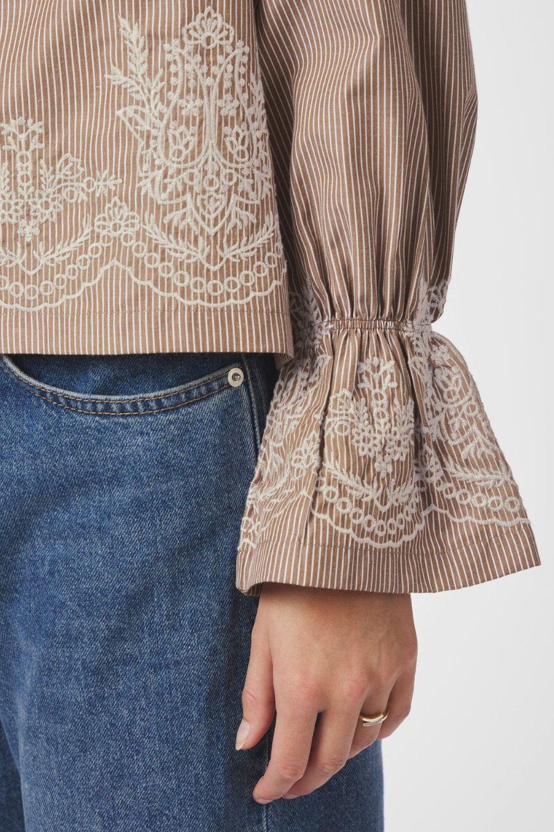Amara Striped Emb Blouse | Camel | Bluse fra Neo Noir - Image 6