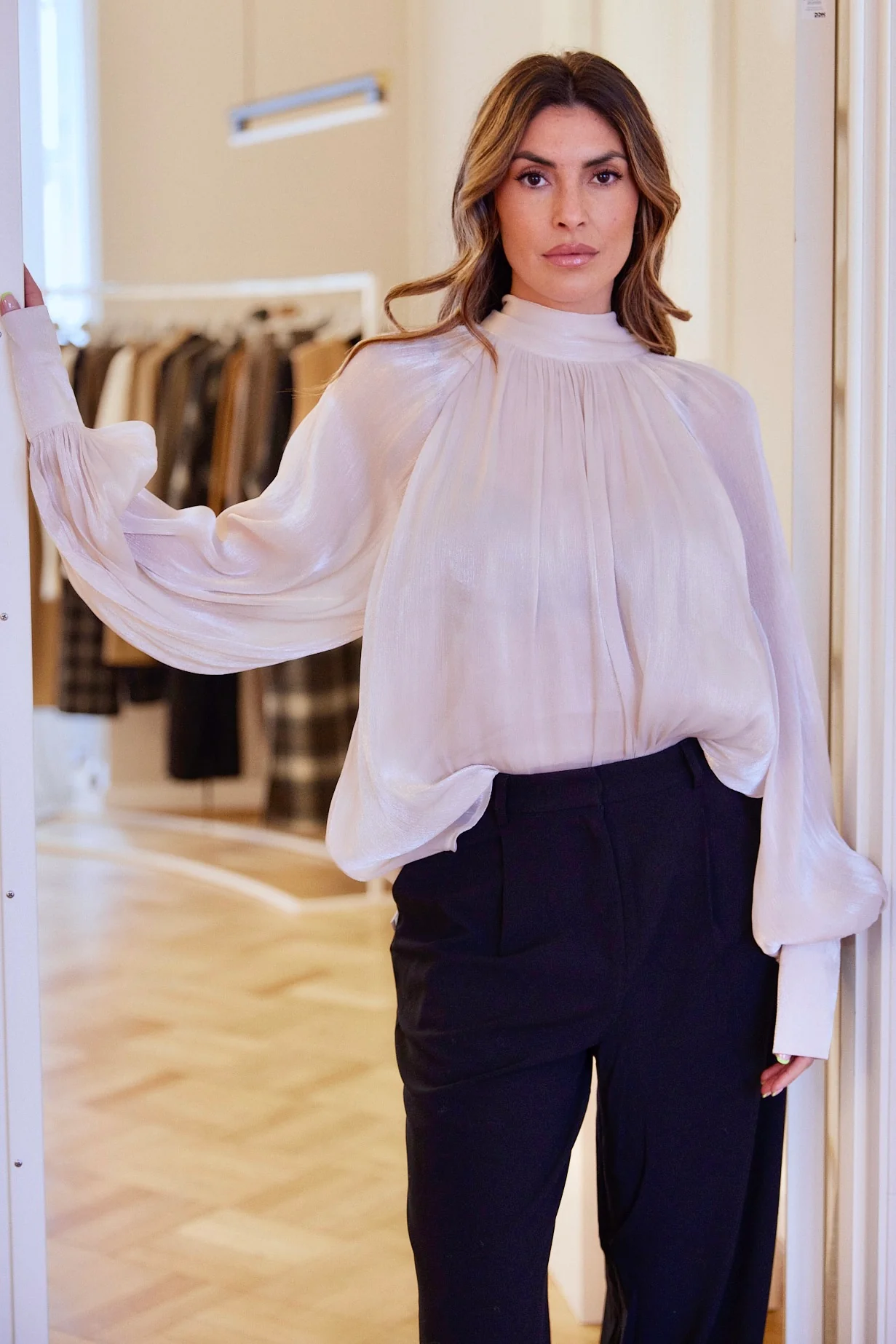 Amelia Bow Shirt | Ecru | Skjorte fra Atelier C - Image 6