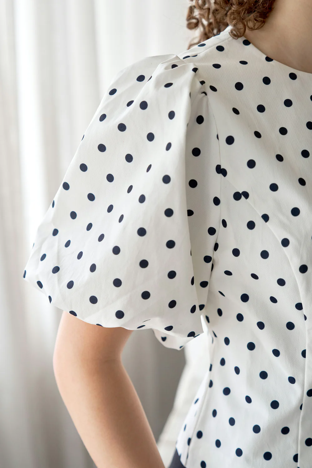 Anela Dot Blouse | White | Bluse fra Neo Noir - Image 3