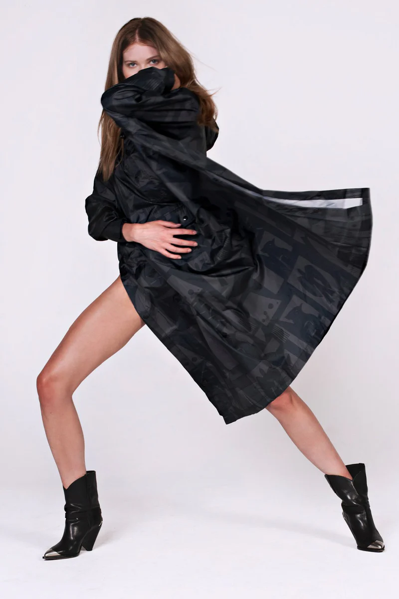 Back to Black Art Camo Poncho | Black | Regnponcho fra Rainkiss - Image 3