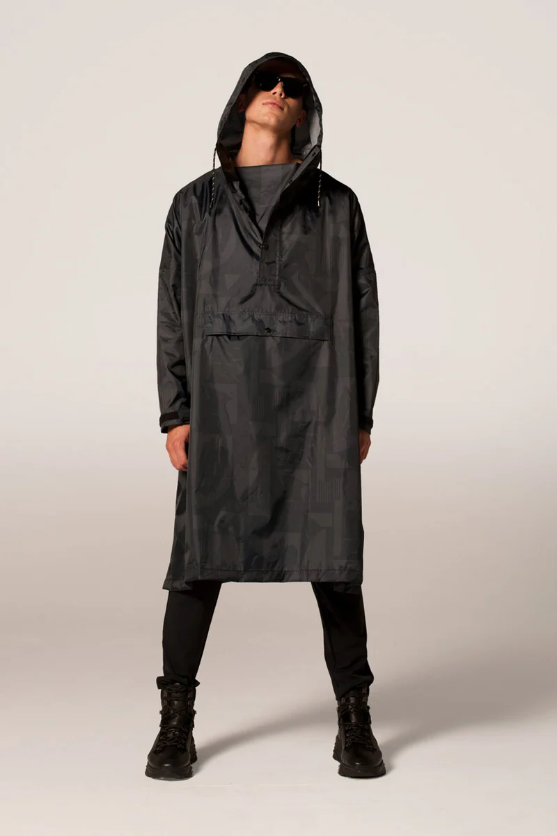 Back to Black Art Camo Poncho | Black | Regnponcho fra Rainkiss - Image 4