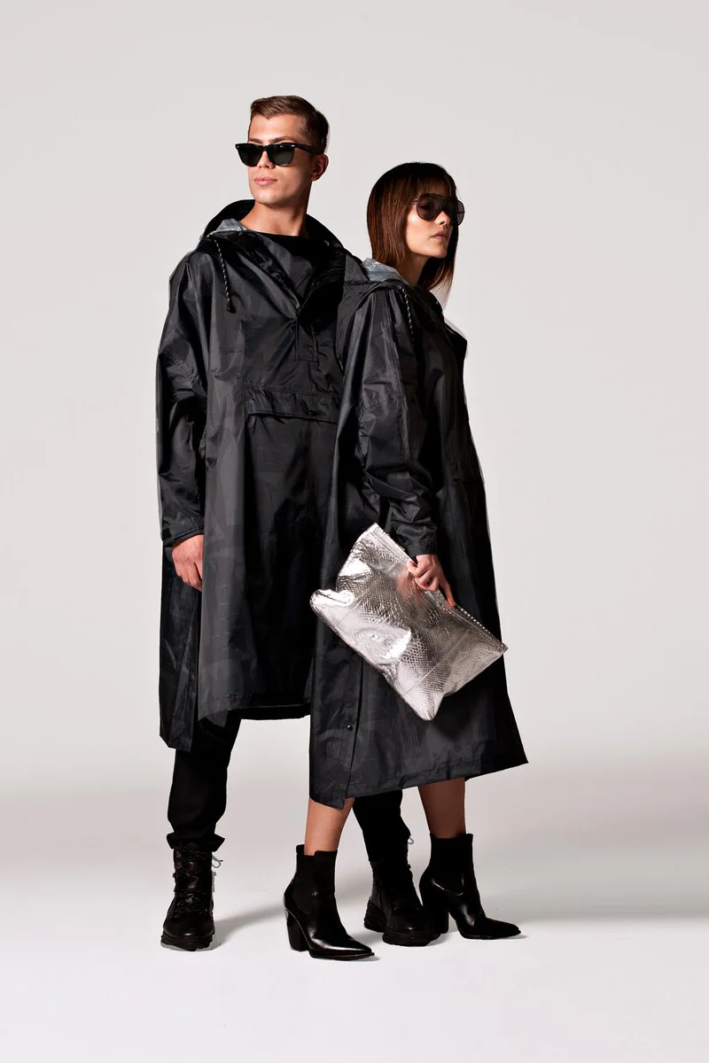 Back to Black Art Camo Poncho | Black | Regnponcho fra Rainkiss - Image 5