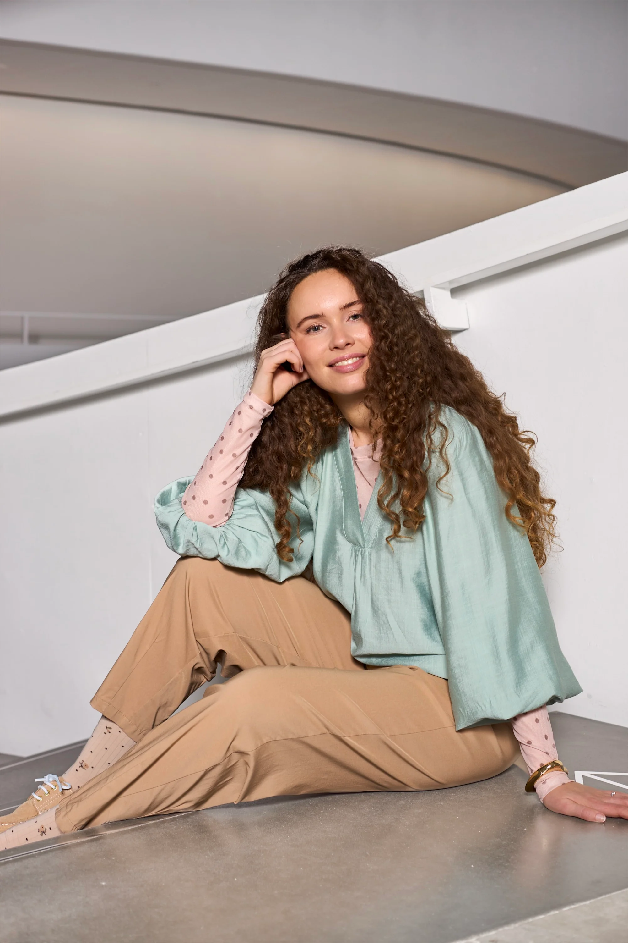 Beate Barrel Pant | Latte | Bukser fra Black Colour - Image 2