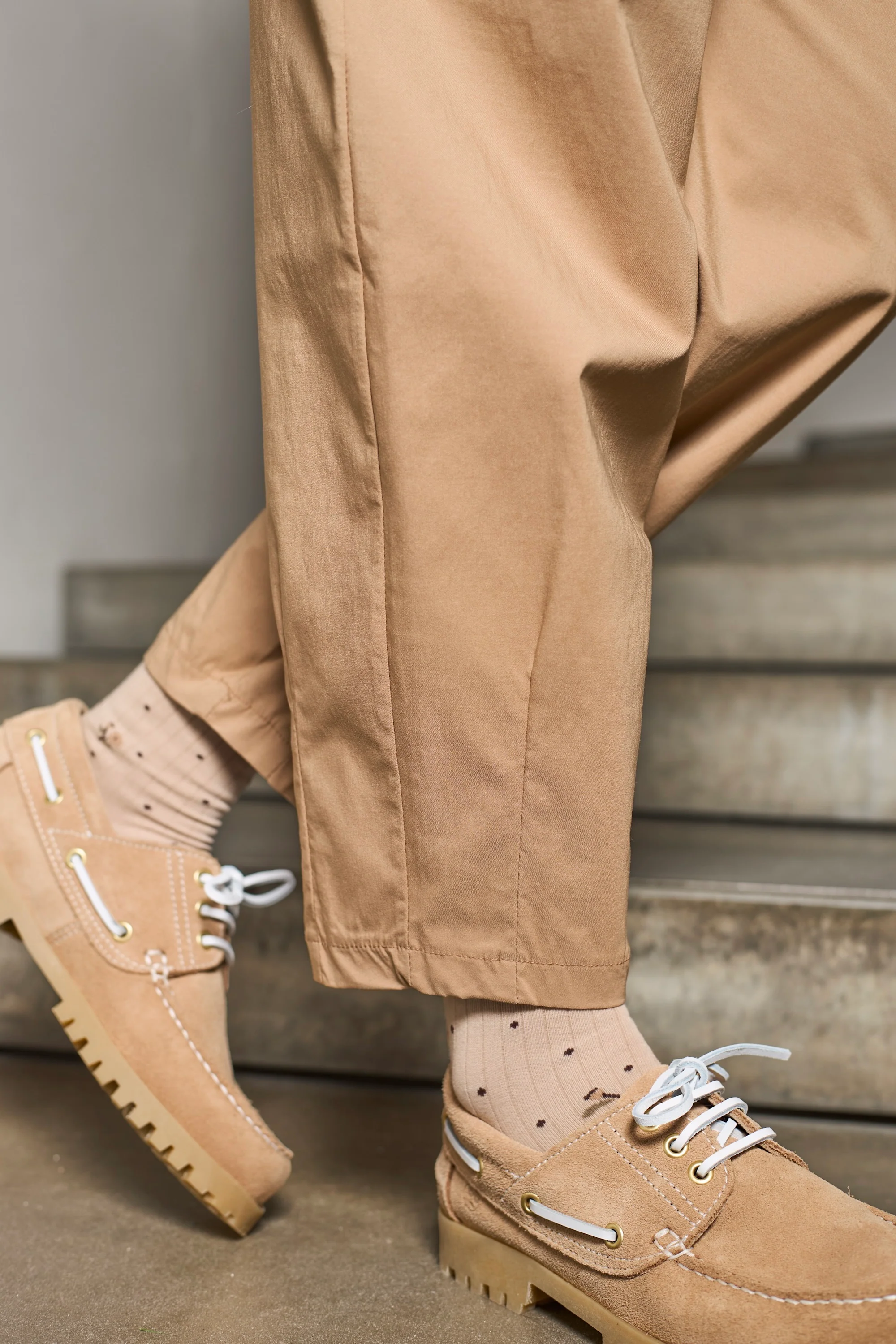 Beate Barrel Pant | Latte | Bukser fra Black Colour - Image 3