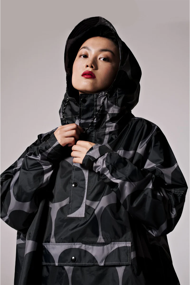 Black Polka Poncho | Black | Regnponcho fra Rainkiss - Image 2