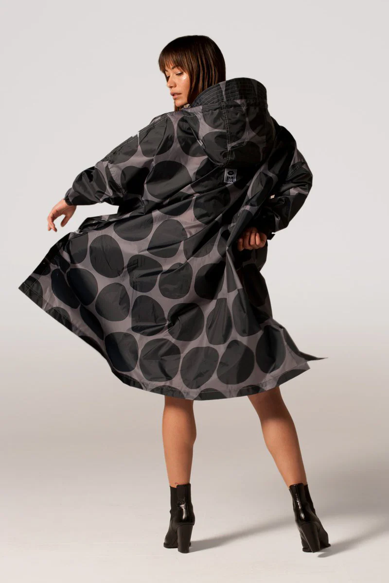 Black Polka Poncho | Black | Regnponcho fra Rainkiss - Image 4