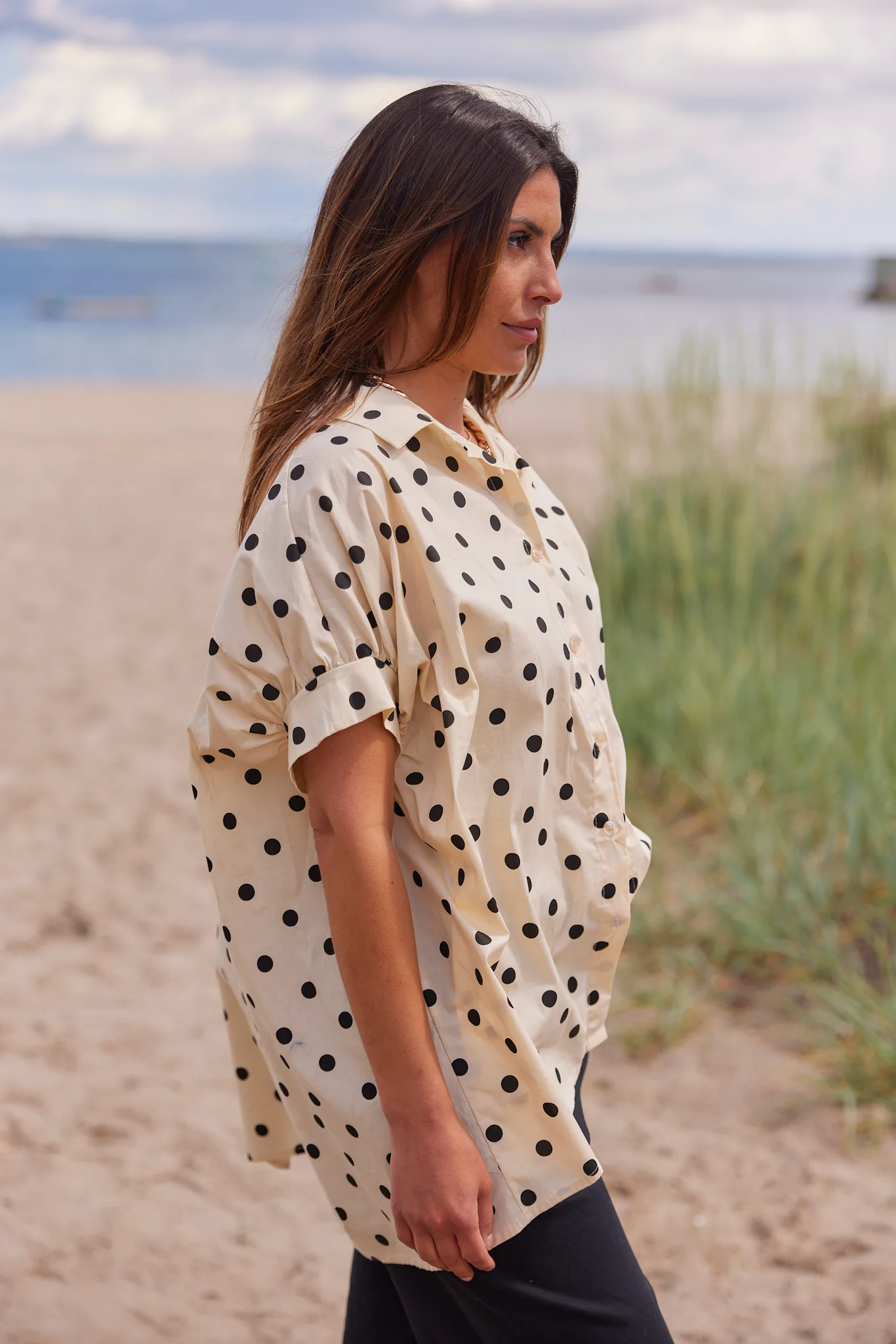 Bleu Belle Dot Shirt | Beige | Skjorte fra Atelier C - Image 4
