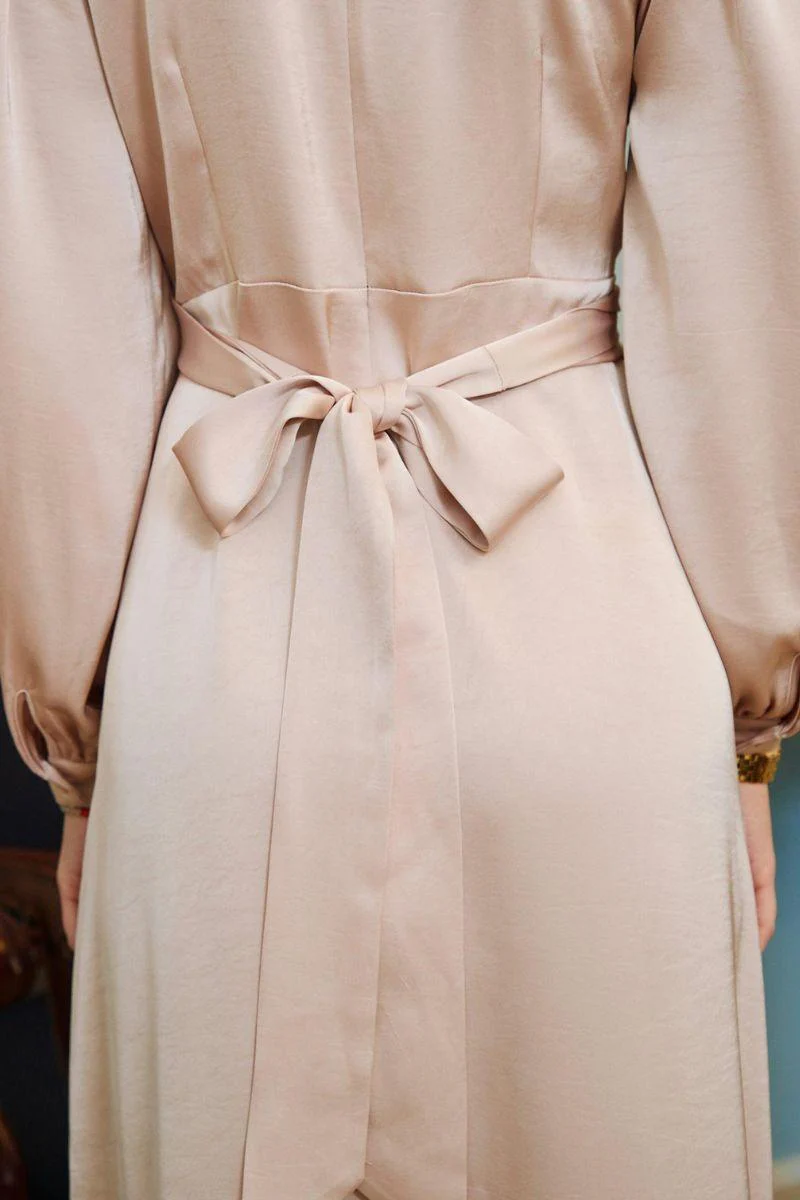 Bretti Heavy Sateen Dress | Champagne | Kjole fra Neo Noir - Image 5