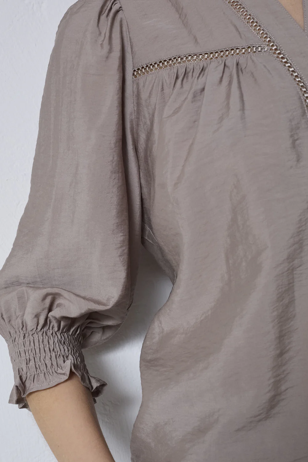 Callumcc Lace Puff V-Shirt | Taupe | Skjorte fra Co'Couture - Image 7