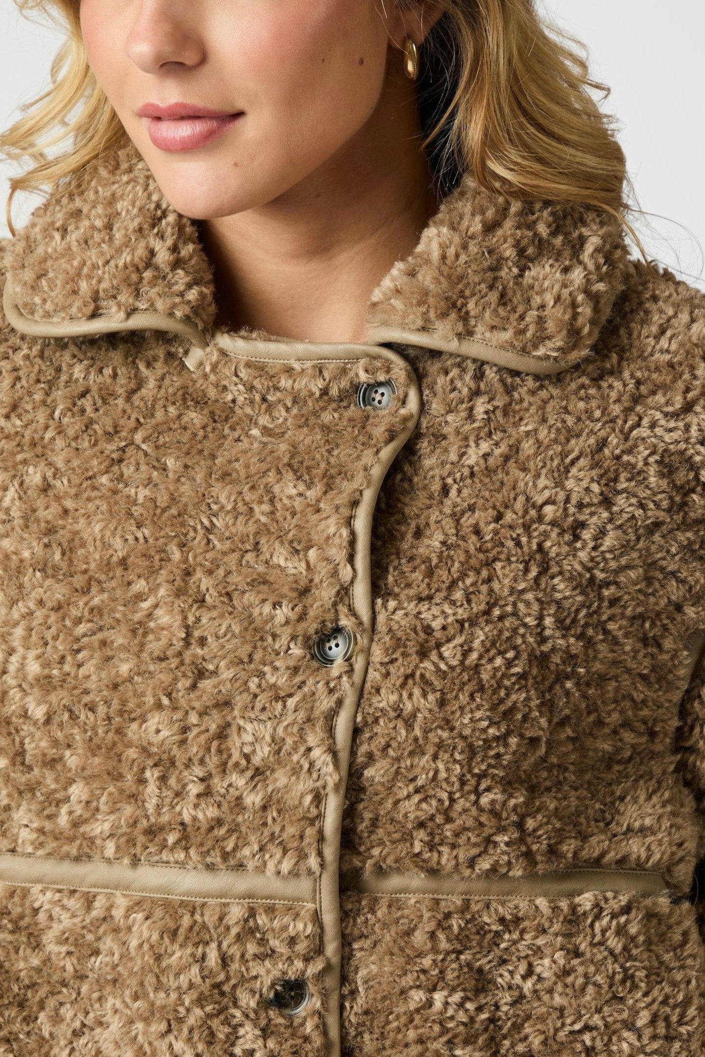 Castor Faux Fur Jacket | Taupe | Jakke fra Neo Noir - Image 4