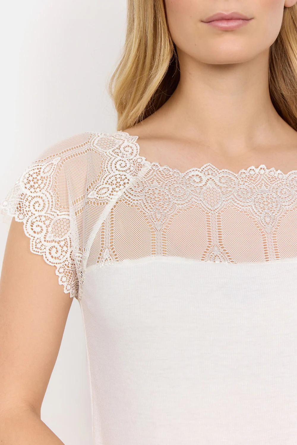 Flora Laced T-Shirt | Cream | Blonde top fra State bird - Image 8