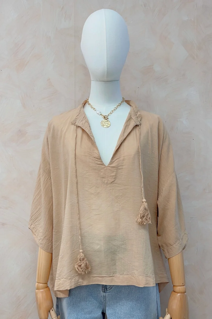 Cotton V-neck Shirt | Camel | Bluse fra Atelier C - Image 3