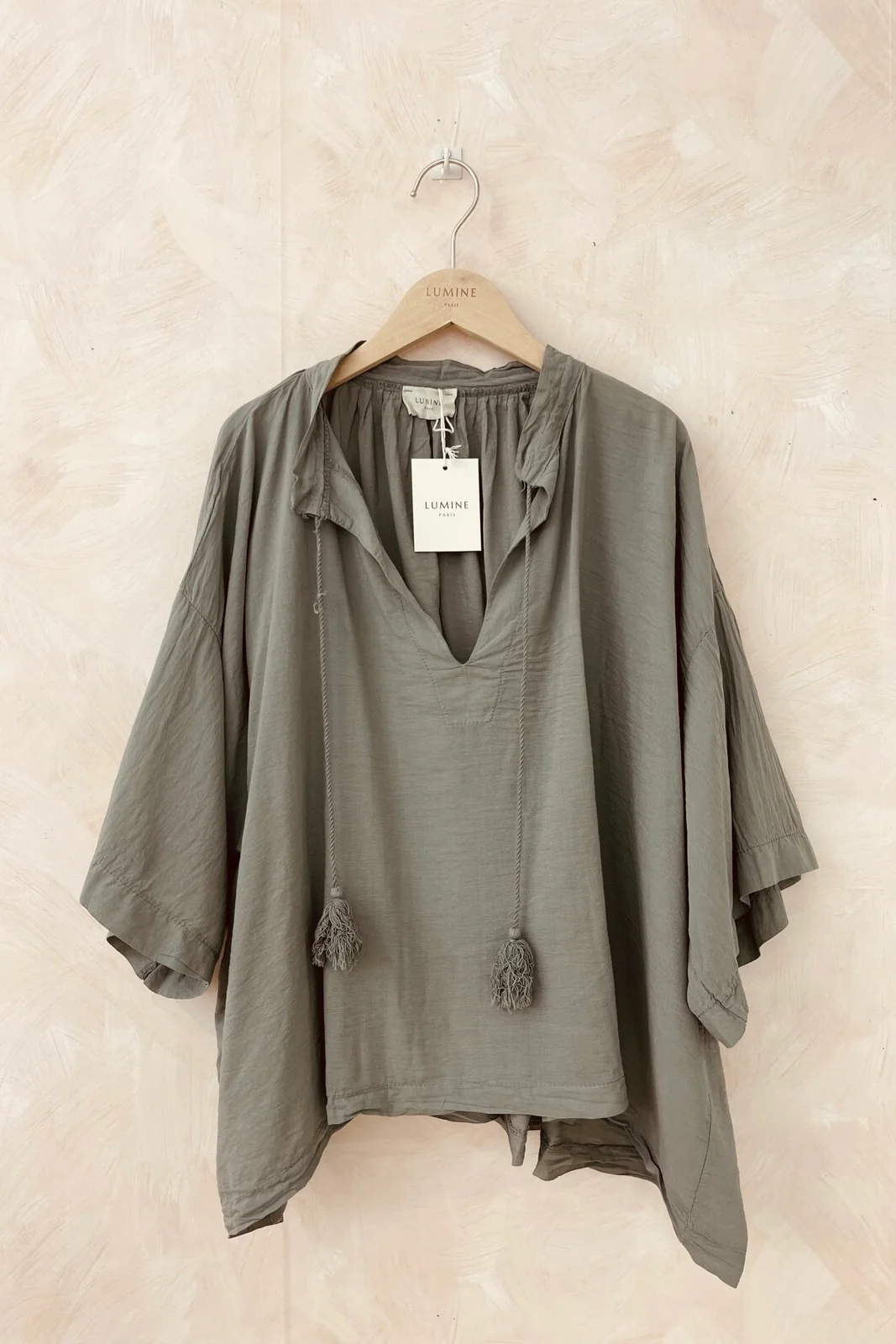 Cotton V-neck Shirt | Grøn | Skjorte fra Atelier C - Image 2