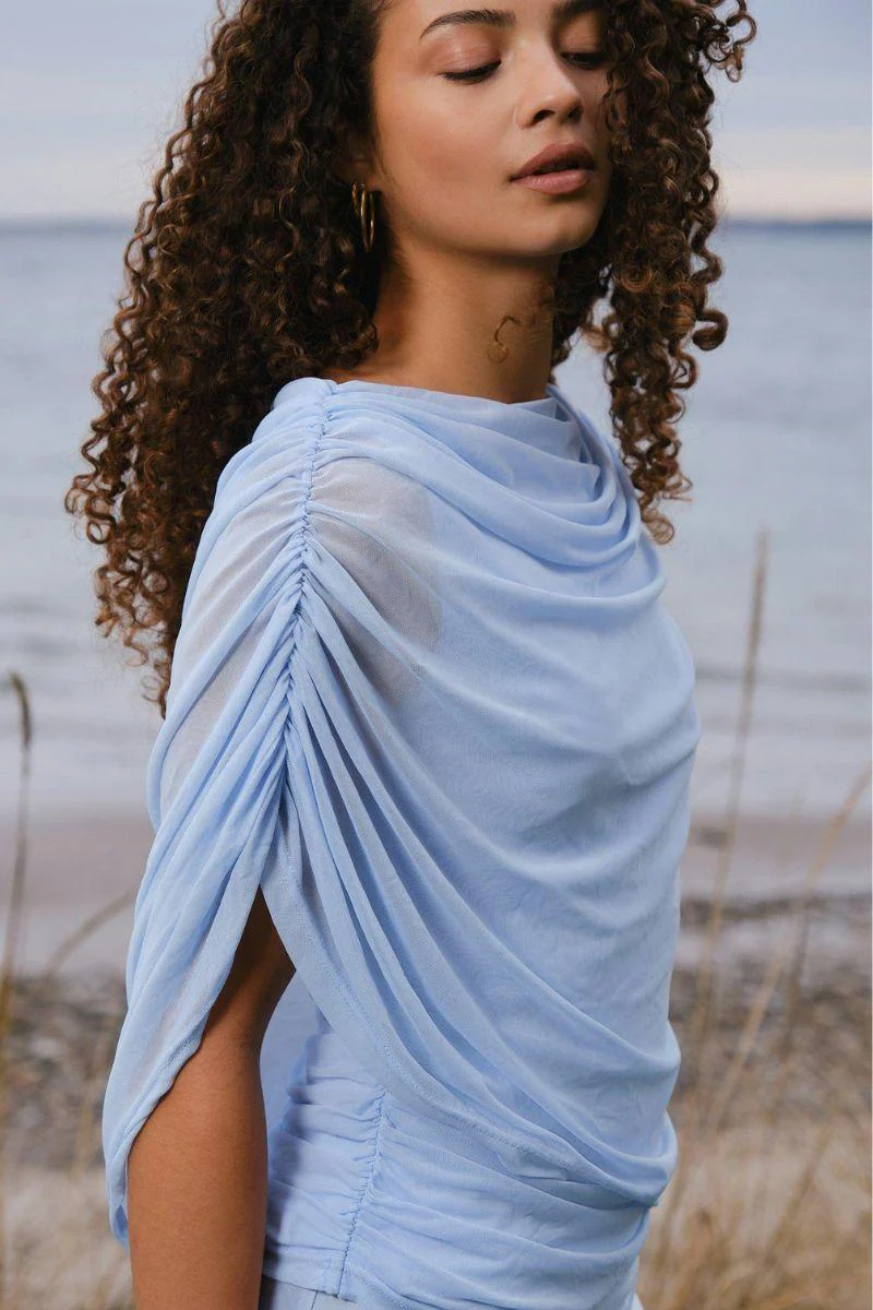 Cottuna Drapy Mesh Top | Light Blue | Bluse fra Neo Noir - Image 3