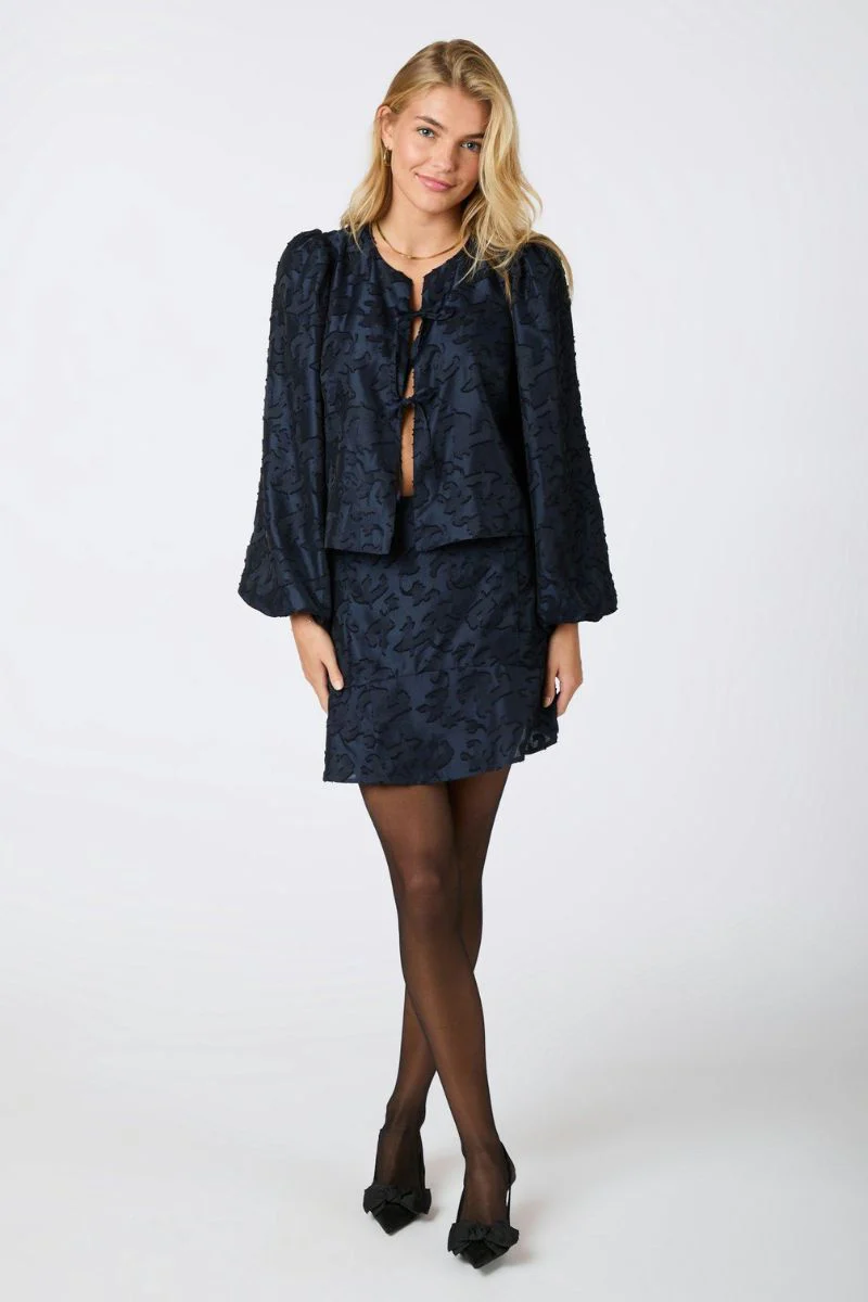 Daliska Artwork Blouse | Navy | Bluse fra Neo Noir - Image 4