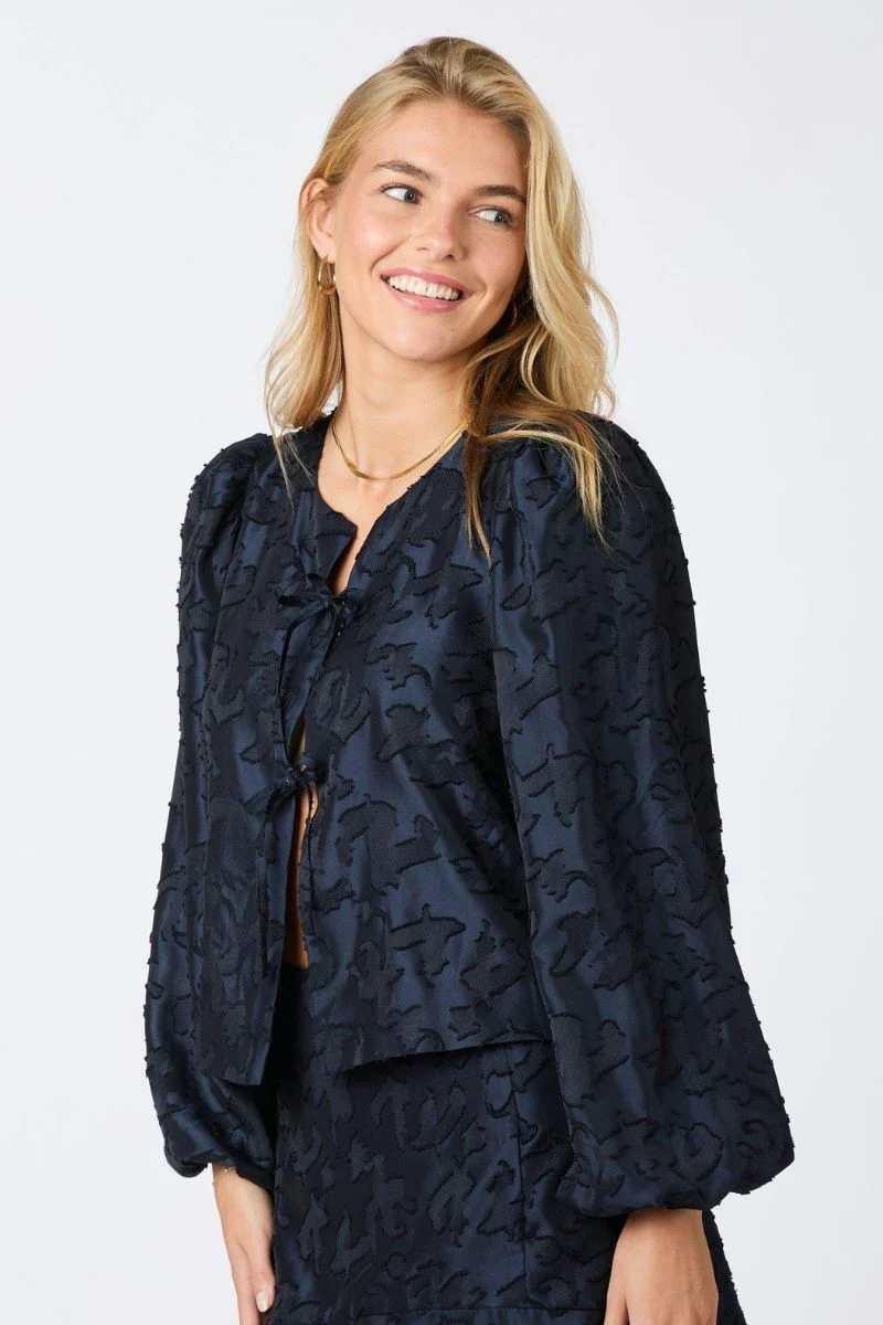 Daliska Artwork Blouse | Navy | Bluse fra Neo Noir - Image 5