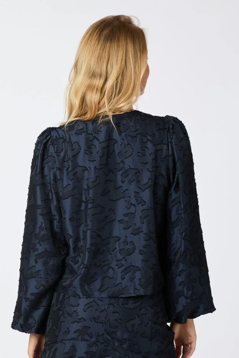 Daliska Artwork Blouse | Navy | Bluse fra Neo Noir - Image 7