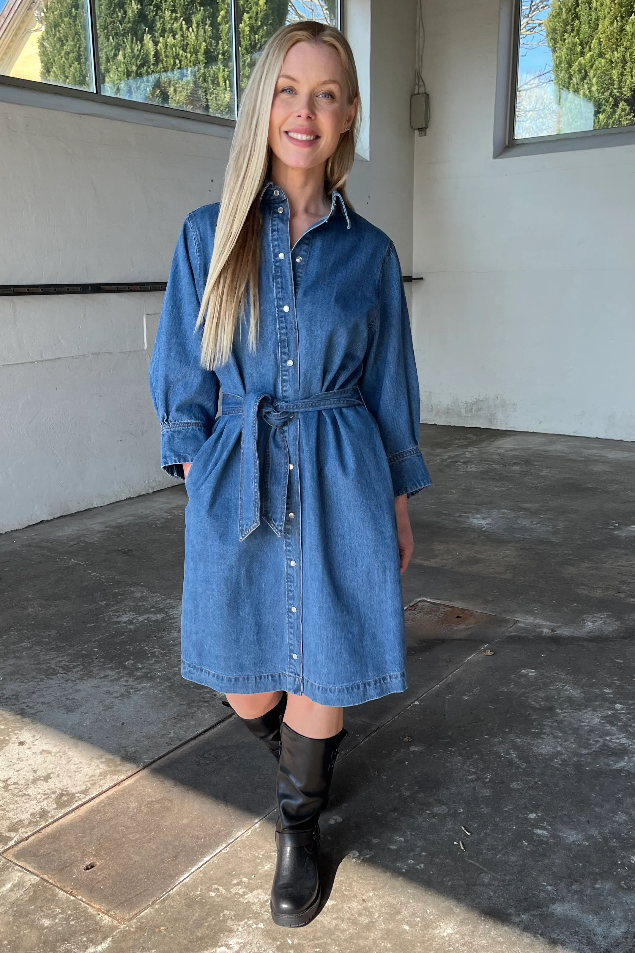 Delina Denim SS Dress 36451 | Dark Denim | Kjole fra Co'couture - Image 2