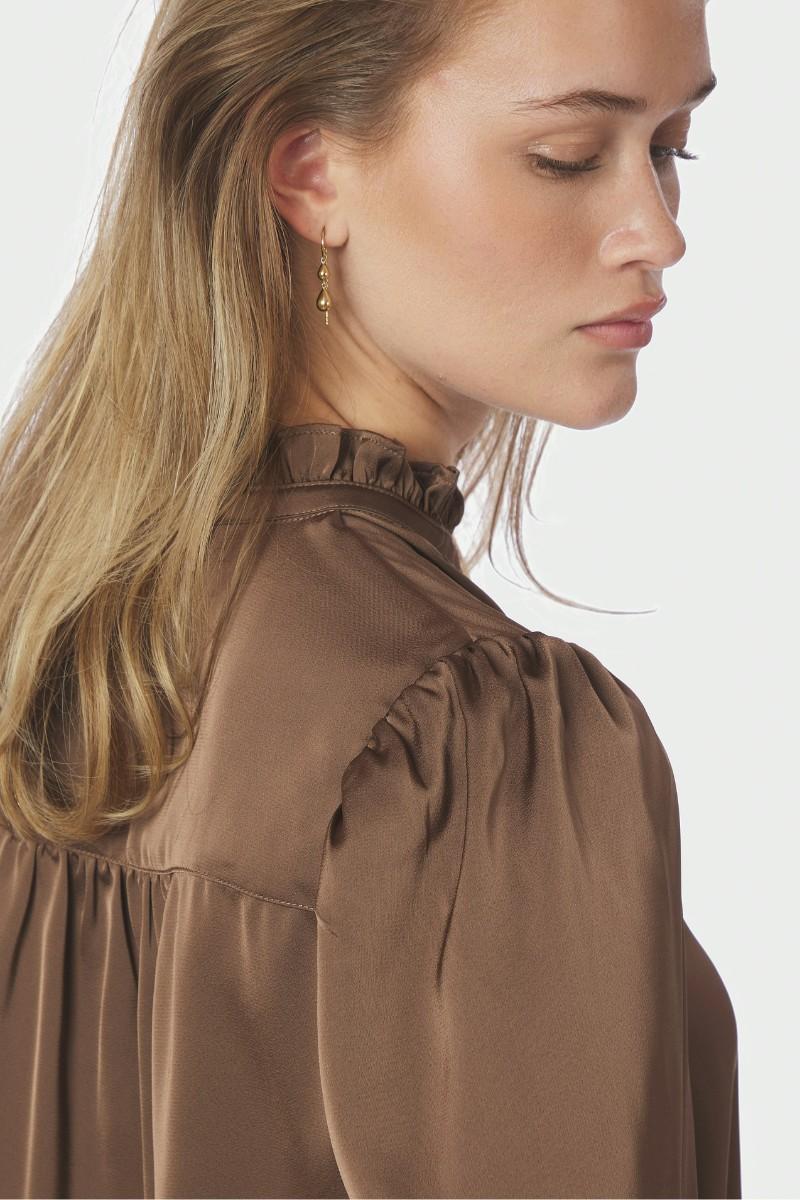Delsie Drapy Sateen Blouse | Dusty Brown | Bluse fra Neo Noir - Image 10
