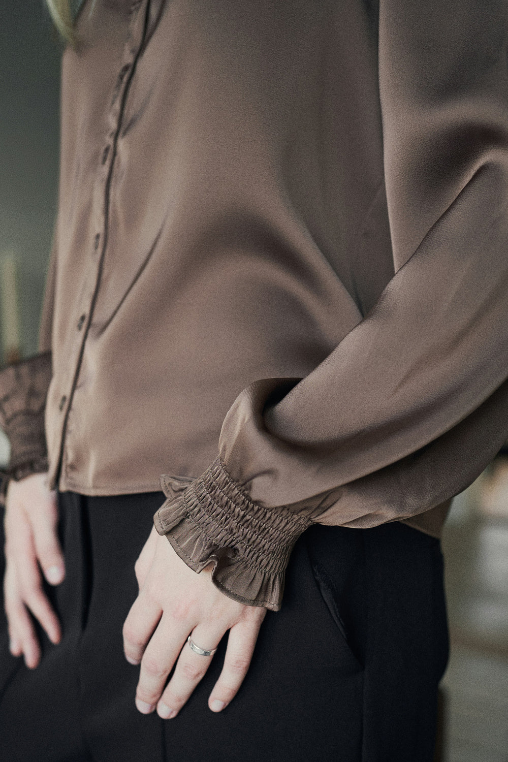 Delsie Drapy Sateen Blouse | Dusty Brown | Bluse fra Neo Noir - Image 5