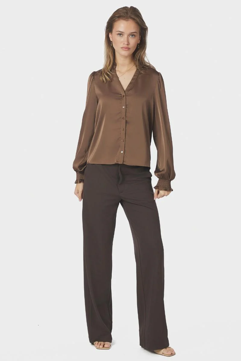 Delsie Drapy Sateen Blouse | Dusty Brown | Bluse fra Neo Noir - Image 9