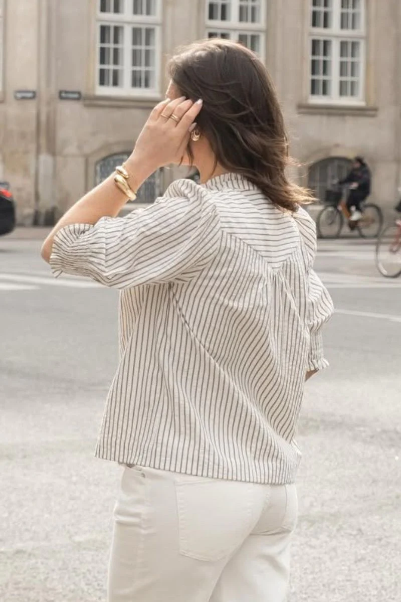 Diana Crepe Stripe Blouse | Brown | Bluse fra Neo Noir - Image 3