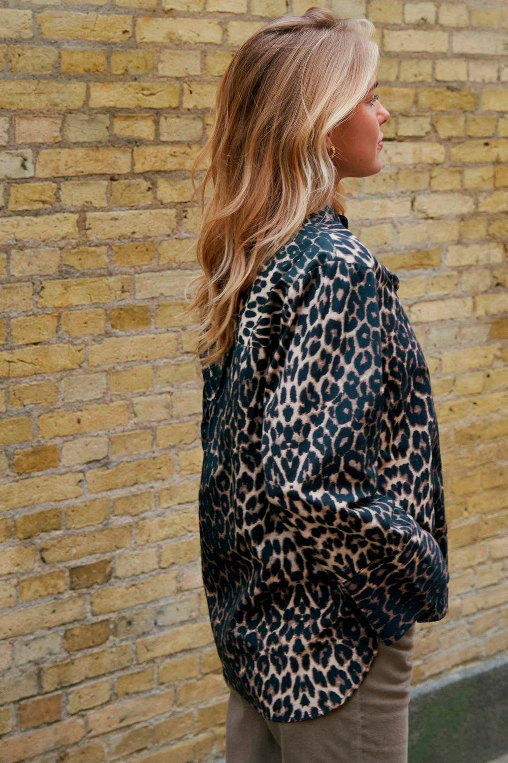 Dita Leo Shirt | Leopard | Skjorte fra Neo Noir - Image 3