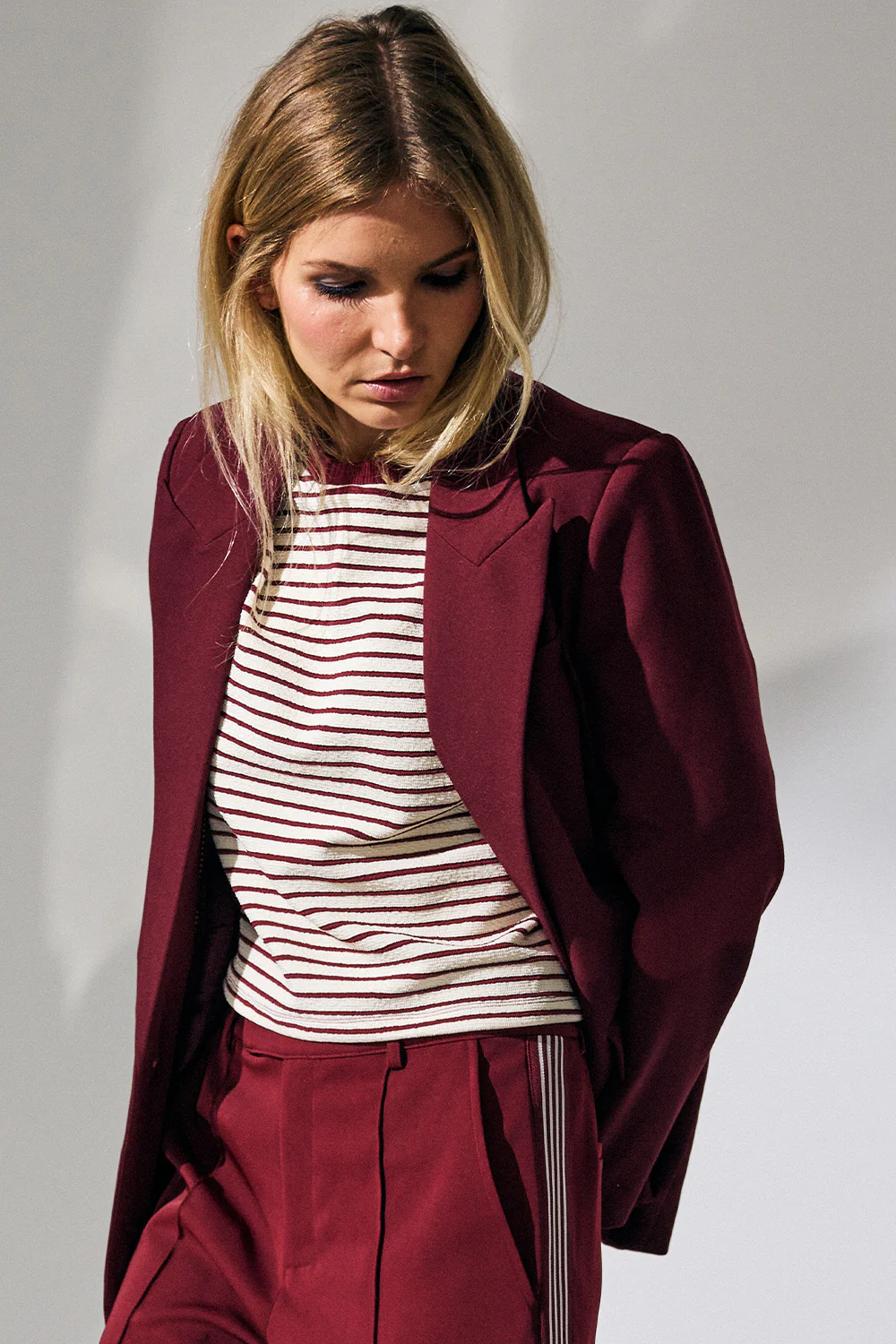 Erin Stripe Tee 33130 | WhiteBurgundy | T-Shirt fra Co'couture - Image 2