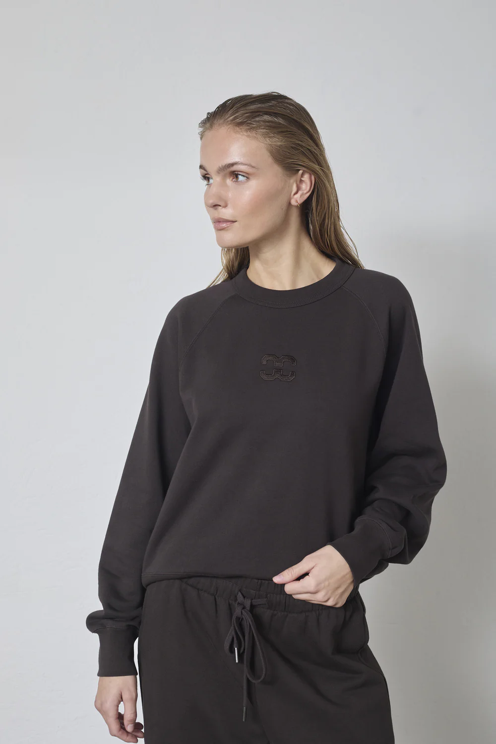 Eris Emb Sweat 47006 | Dark Brown | Sweatshirt fra Co'couture - Image 6