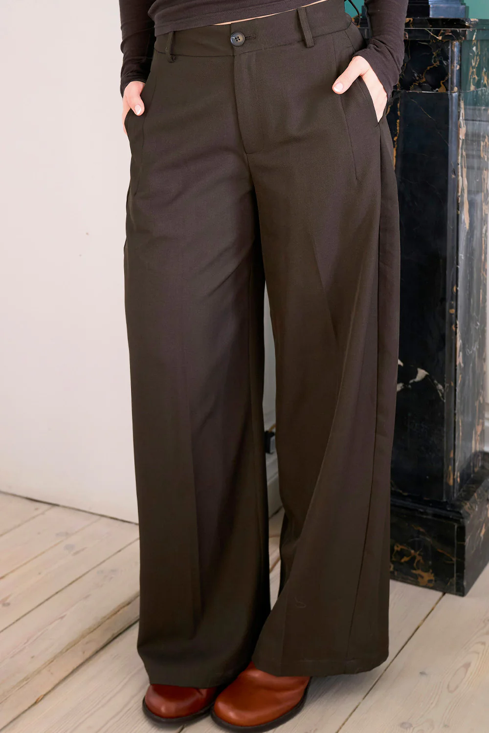 Essiall Structure Pants | Dark Brown | Bukser fra Neo Noir - Image 3