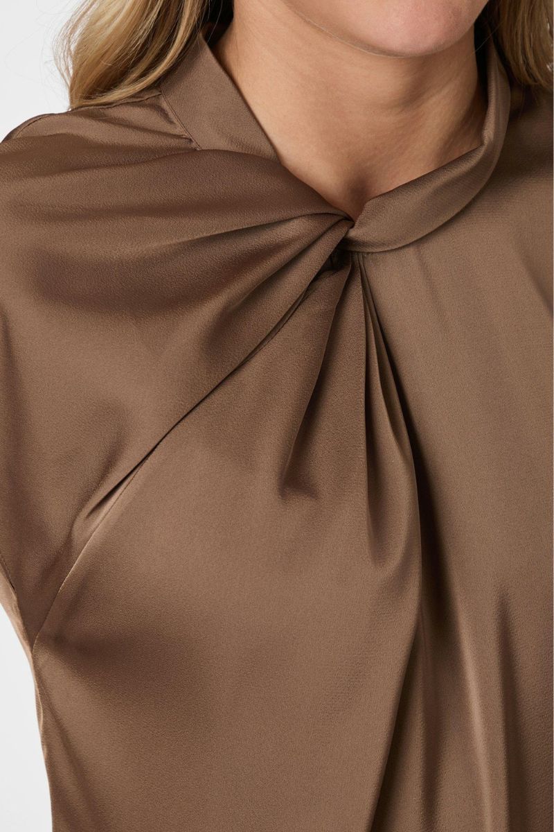 Fleur Drapy Satin Blouse | Dusty Brown | Bluse fra Neo Noir - Image 6