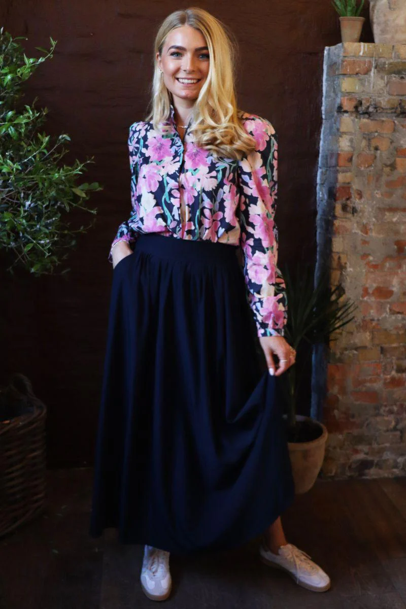 Flora Ls Blouse | Navy Rose Flowers | Bluse fra Liberté - Image 3